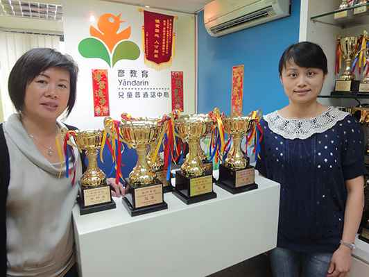 本中心朗誦老師教導的學生多次在本港大型朗誦比賽中
	奪得極卓越成績